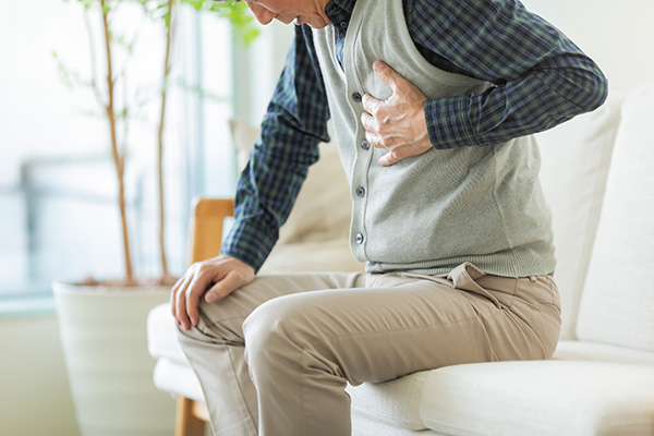 胸をおさえる男性