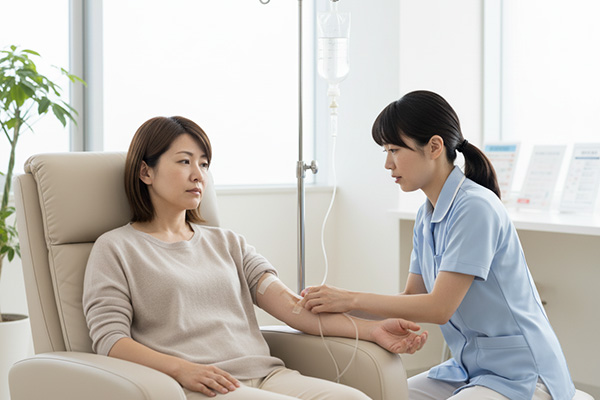 点滴治療を受ける女性